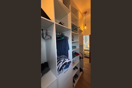 Casa à venda com 225m², 4 quartos e 2 vagasSuite Closet