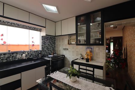 Casa à venda com 139m², 3 quartos e 2 vagasCozinha 