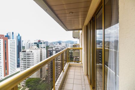 Apartamento à venda com 107m², 3 quartos e 2 vagas Apartamento à venda com 107m², 3 quartos e 2 vagasVaranda