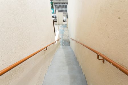 Casa para alugar com 150m², 2 quartos e 2 vagasEscada - Entrada 