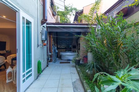 Casa de condomínio para alugar com 220m², 3 quartos e 2 vagas Casa de condomínio para alugar com 220m², 3 quartos e 2 vagasQuintal e churrasqueira