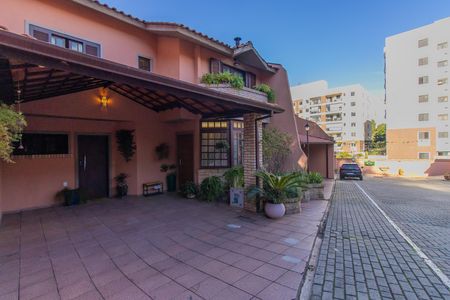 Casa de condomínio para alugar com 220m², 3 quartos e 2 vagas Casa de condomínio para alugar com 220m², 3 quartos e 2 vagasFachada
