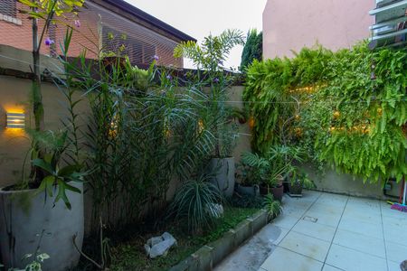 Casa de condomínio para alugar com 220m², 3 quartos e 2 vagas Casa de condomínio para alugar com 220m², 3 quartos e 2 vagasQuintal dos fundos