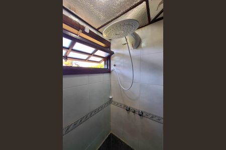 Casa de condomínio para alugar com 350m², 3 quartos e 2 vagas Casa de condomínio para alugar com 350m², 3 quartos e 2 vagasBanheiro da Suíte 1