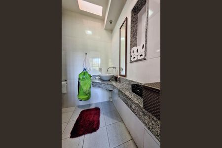 Casa de condomínio para alugar com 350m², 3 quartos e 2 vagas Casa de condomínio para alugar com 350m², 3 quartos e 2 vagasBanheiro da Suíte 2