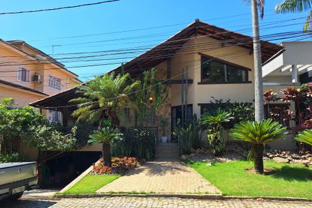 Casa de condomínio para alugar com 350m², 3 quartos e 2 vagas Casa de condomínio para alugar com 350m², 3 quartos e 2 vagasFachada