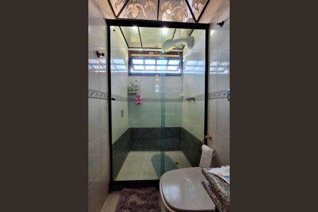 Casa de condomínio para alugar com 350m², 3 quartos e 2 vagas Casa de condomínio para alugar com 350m², 3 quartos e 2 vagasBanheiro da Suíte 1