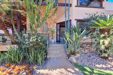 Casa de condomínio para alugar com 350m², 3 quartos e 2 vagas Casa de condomínio para alugar com 350m², 3 quartos e 2 vagasFachada