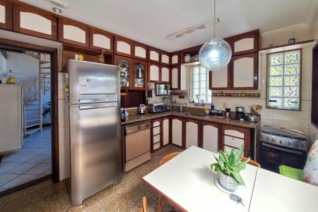 Casa de condomínio para alugar com 350m², 3 quartos e 2 vagas Casa de condomínio para alugar com 350m², 3 quartos e 2 vagasCozinha