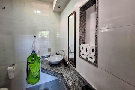 Casa de condomínio para alugar com 350m², 3 quartos e 2 vagas Casa de condomínio para alugar com 350m², 3 quartos e 2 vagasBanheiro da Suíte 2