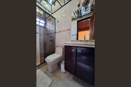 Casa de condomínio para alugar com 350m², 3 quartos e 2 vagas Casa de condomínio para alugar com 350m², 3 quartos e 2 vagasBanheiro da Suíte 3