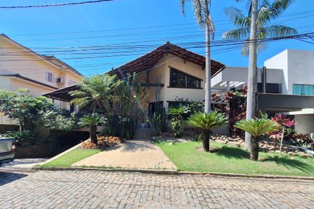 Casa de condomínio para alugar com 350m², 3 quartos e 2 vagas Casa de condomínio para alugar com 350m², 3 quartos e 2 vagasFachada