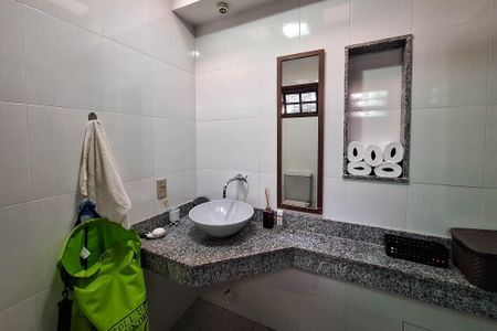 Casa de condomínio para alugar com 350m², 3 quartos e 2 vagas Casa de condomínio para alugar com 350m², 3 quartos e 2 vagasBanheiro da Suíte 2