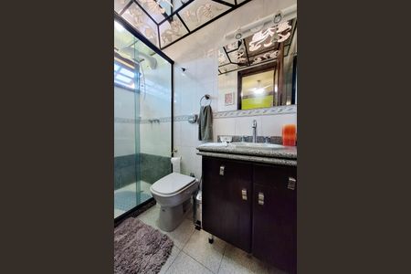 Casa de condomínio para alugar com 350m², 3 quartos e 2 vagas Casa de condomínio para alugar com 350m², 3 quartos e 2 vagasBanheiro da Suíte 1