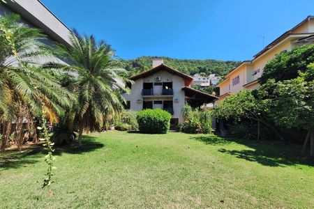 Casa de condomínio para alugar com 350m², 3 quartos e 2 vagas Casa de condomínio para alugar com 350m², 3 quartos e 2 vagasQuintal