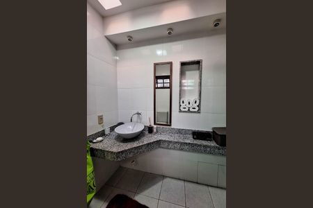 Casa de condomínio para alugar com 350m², 3 quartos e 2 vagas Casa de condomínio para alugar com 350m², 3 quartos e 2 vagasBanheiro da Suíte 2