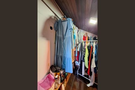 Casa de condomínio para alugar com 350m², 3 quartos e 2 vagas Casa de condomínio para alugar com 350m², 3 quartos e 2 vagasCloset da suíte 3