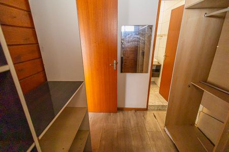 Casa à venda com 124m², 5 quartos e 2 vagascloset