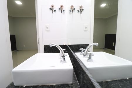 Casa para alugar com 320m², 5 quartos e 3 vagasBanheiro do Quarto 1