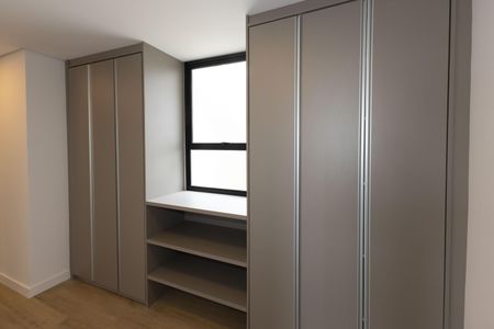 Casa de condomínio à venda com 480m², 6 quartos e 6 vagas Casa de condomínio à venda com 480m², 6 quartos e 6 vagasArmário do Corredor dos Quartos