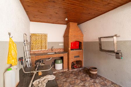 Casa à venda com 303m², 4 quartos e 2 vagasQuintal