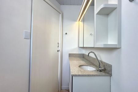 Banheiro de apartamento para alugar com 1 quarto, 30m² em Trindade, Florianópolis