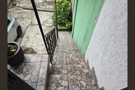 Casa para alugar com 160m², 2 quartos e 1 vagaEscada acesso ao imóvel 