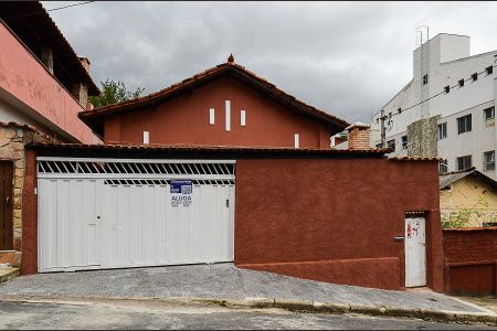 Casa para alugar com 128m², 4 quartos e 1 vaga Casa para alugar com 128m², 4 quartos e 1 vagaFachada