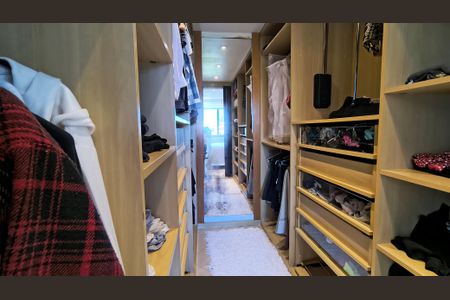 Apartamento à venda com 338m², 4 quartos e 2 vagas Apartamento à venda com 338m², 4 quartos e 2 vagasCloset da Suíte 4