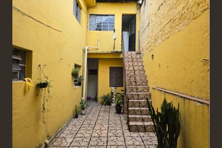 Casa à venda com 100m², 4 quartos e 4 vagasQuintal escada acesso a Casa 02