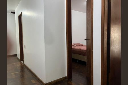 Casa à venda com 269m², 7 quartos e 8 vagas Casa à venda com 269m², 7 quartos e 8 vagasCorredor