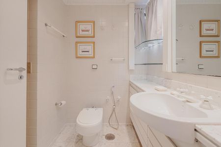 Apartamento à venda com 440m², 3 quartos e 4 vagasBanheiro da Suíte 1