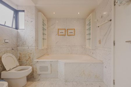 Apartamento à venda com 440m², 3 quartos e 4 vagasBanheiro da Suíte 3