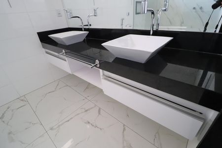 Casa para alugar com 275m², 4 quartos e 3 vagasBanheiro do Quarto 2