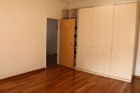 Casa para alugar com 250m², 6 quartos e 5 vagassuite  3