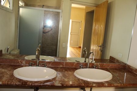 Casa para alugar com 250m², 6 quartos e 5 vagasBanheiro da Suíte 4