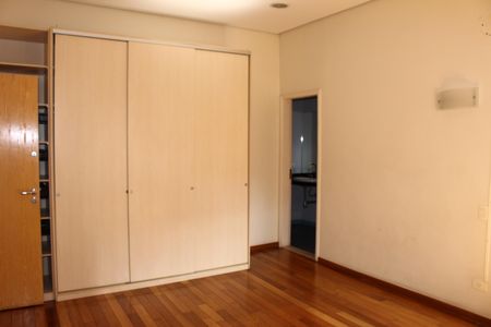 Casa para alugar com 250m², 6 quartos e 5 vagassuite  3