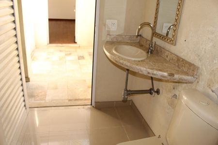 Casa para alugar com 250m², 6 quartos e 5 vagasBanheiro esterno 