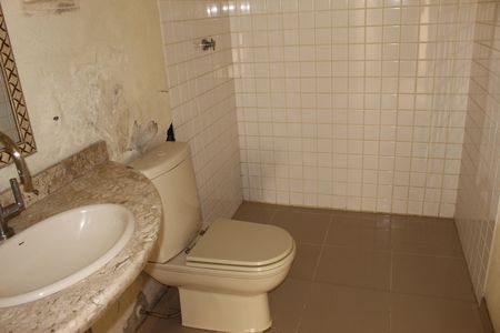 Casa para alugar com 250m², 6 quartos e 5 vagasBanheiro esterno 