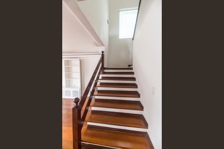 Casa de condomínio à venda com 355m², 3 quartos e 2 vagasEscada