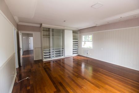 Casa de condomínio à venda com 355m², 3 quartos e 2 vagasSuíte master