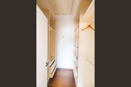 Casa de condomínio à venda com 355m², 3 quartos e 2 vagasCloset da suíte