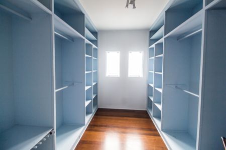Casa de condomínio à venda com 355m², 3 quartos e 2 vagasCloset da suíte