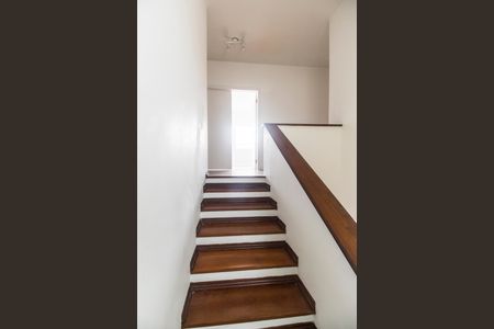 Casa de condomínio à venda com 355m², 3 quartos e 2 vagasEscada