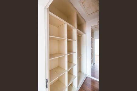 Casa de condomínio à venda com 355m², 3 quartos e 2 vagasCloset da suíte