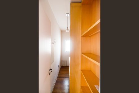 Casa de condomínio à venda com 355m², 3 quartos e 2 vagasCloset