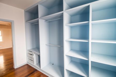 Casa de condomínio à venda com 355m², 3 quartos e 2 vagasCloset da suíte