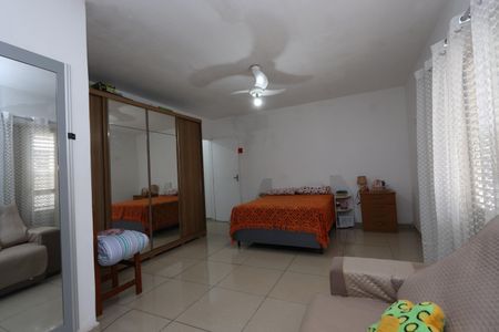 Casa à venda com 240m², 4 quartos e 2 vagasSuíte