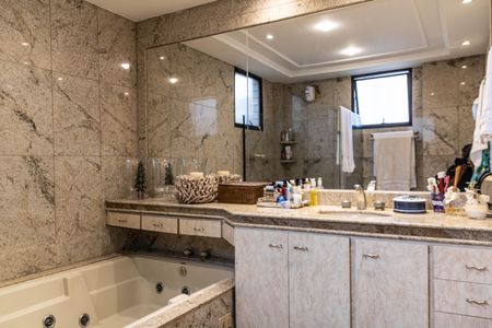 Apartamento à venda com 235m², 4 quartos e 3 vagasBanheiro da Suíte 1