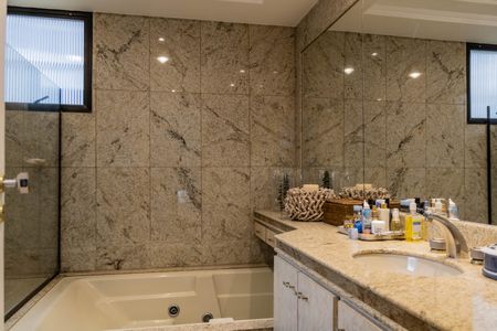 Apartamento à venda com 235m², 4 quartos e 3 vagasBanheiro da Suíte 1